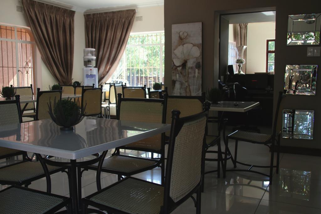 Aalwyns Guesthouse Vanderbijlpark ภายนอก รูปภาพ