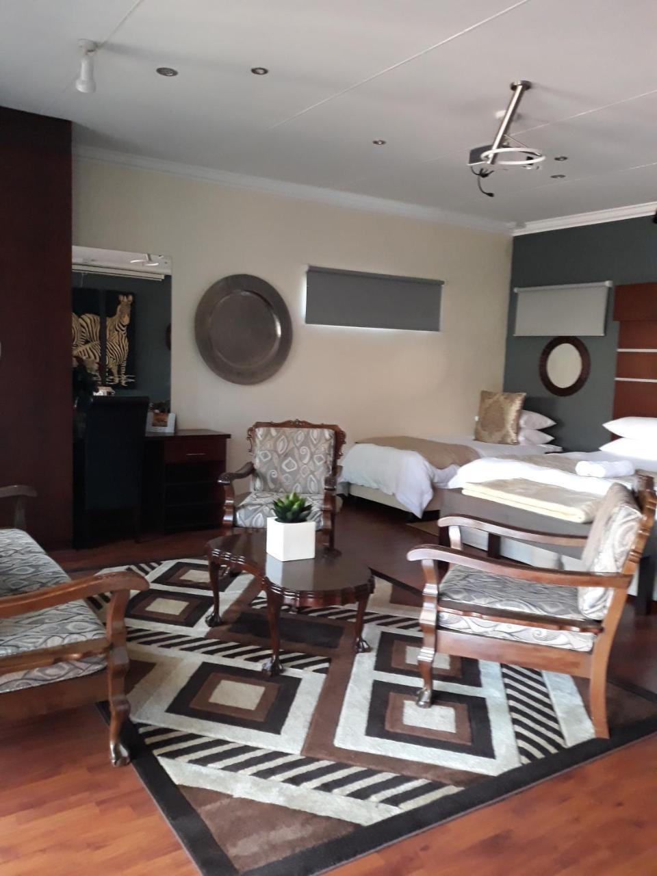 Aalwyns Guesthouse Vanderbijlpark ภายนอก รูปภาพ