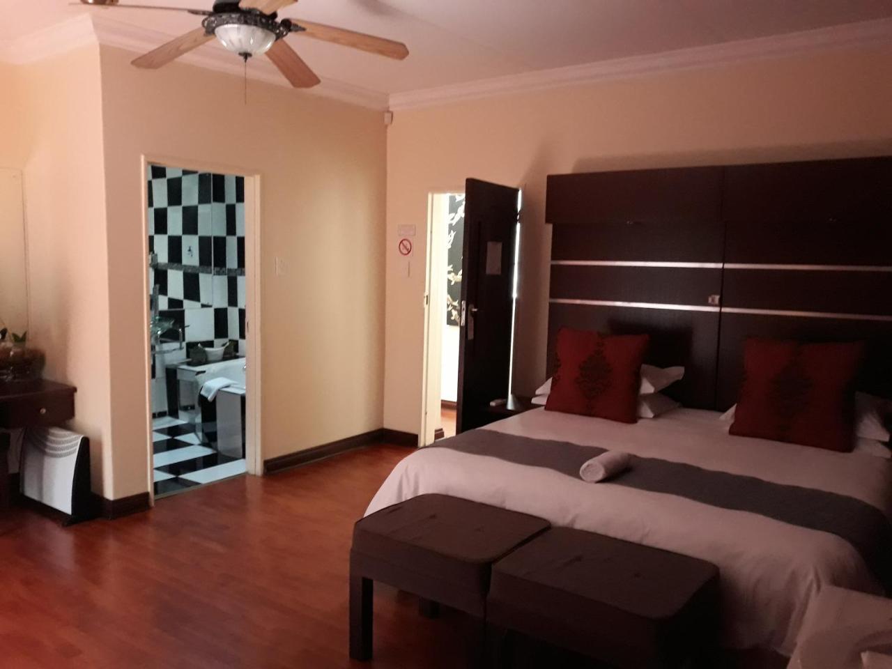 Aalwyns Guesthouse Vanderbijlpark ภายนอก รูปภาพ