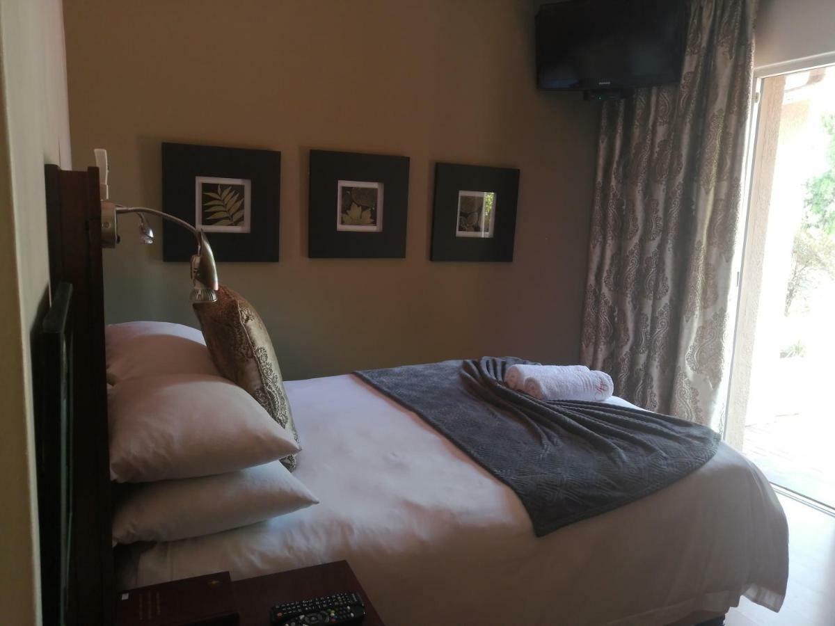 Aalwyns Guesthouse Vanderbijlpark ภายนอก รูปภาพ